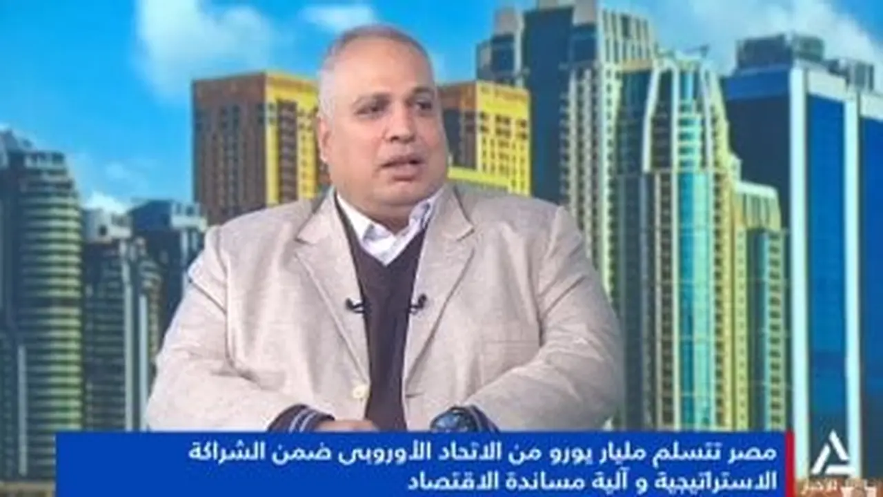 تراجع الدولار.. خبير اقتصادي يكشف أسباب صعود أسعار الذهب والسلع عالميًا